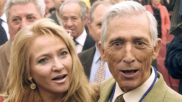 Paco Camino y su mujer, Isabel Sánchez-Flor, en una imagen de 2004.