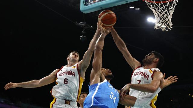 España defiende a Antetokounmpo en el partido en los JJOO