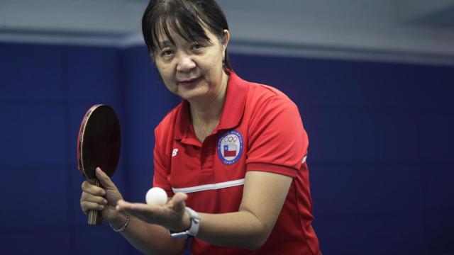 Tania Zeng con una pala en la mano.