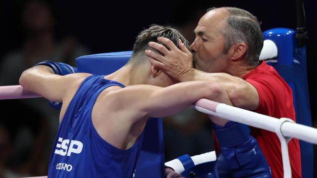 Rafael Lozano Jr. es besado por su padre.