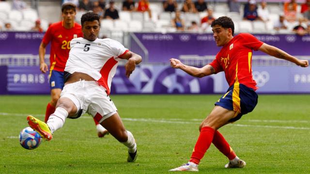 Camello dispara a puerta durante el partido entre España y Egipto.