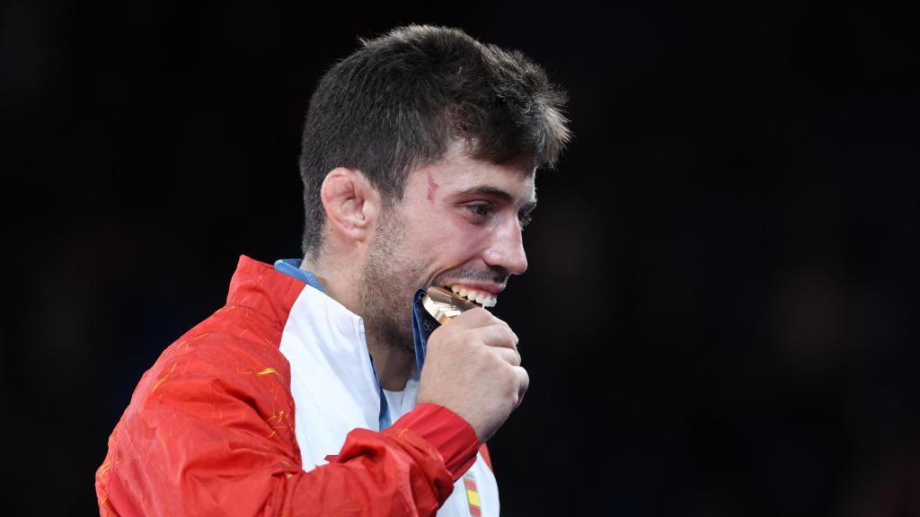 Fran Garrigós, celebra su medalla de bronce en los JJOO de París 2024