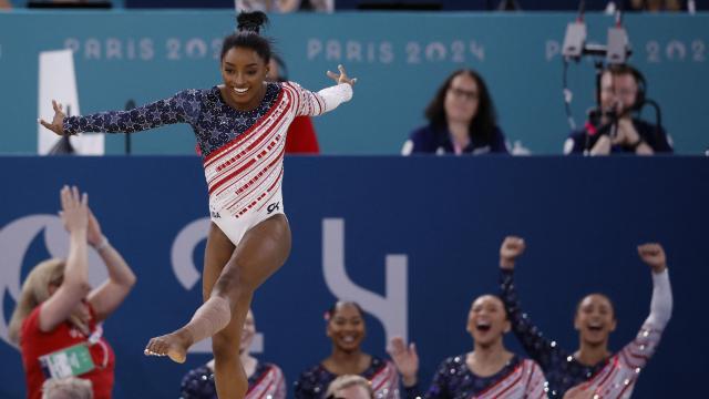 Simone Biles durante su competición en París.