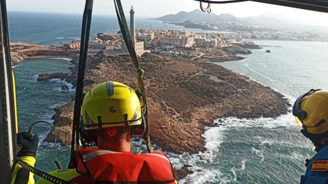 Un helicóptero del Consorcio de Extinción de Incendios y Salvamento (CEIS) busca al menor desaparecido en La Manga.