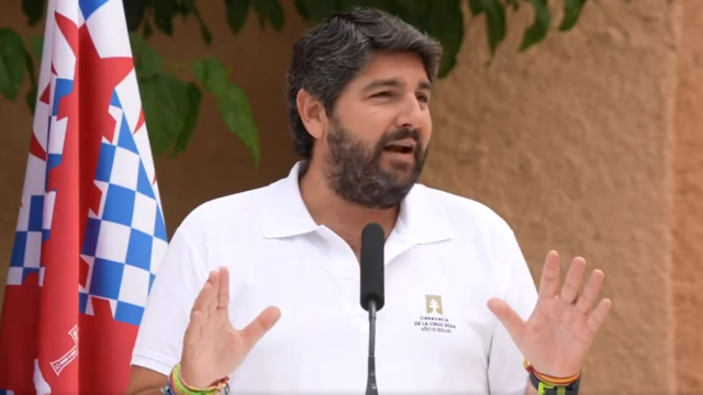 El presidente de la Región de Murcia, Fernando López Miras, este martes, compareciendo en una rueda de prensa.