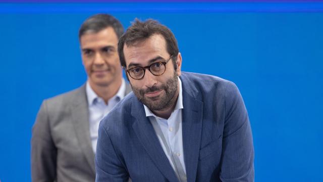 Carlos Cuerpo y, tras él, Pedro Sánchez.