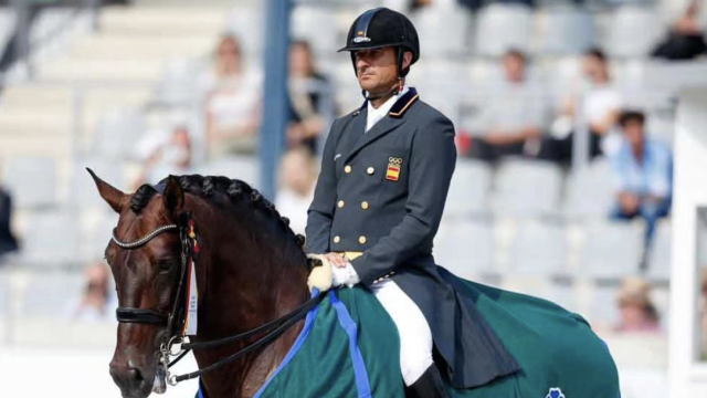 José Daniel Martín Dockx, jinete mijeño, con su caballo malagueño