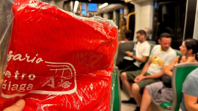 Regalan colchonetas de playa en el Metro de Málaga.