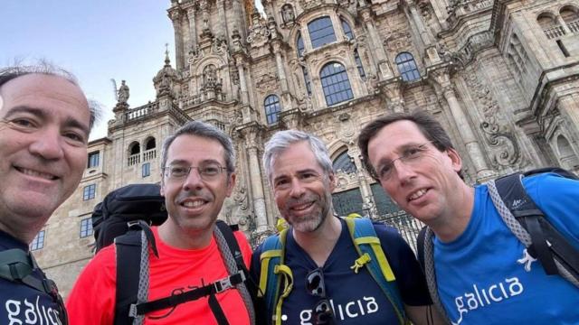 El alcalde de Madrid, Martínez Almeida, en la Praza do Obradoiro.