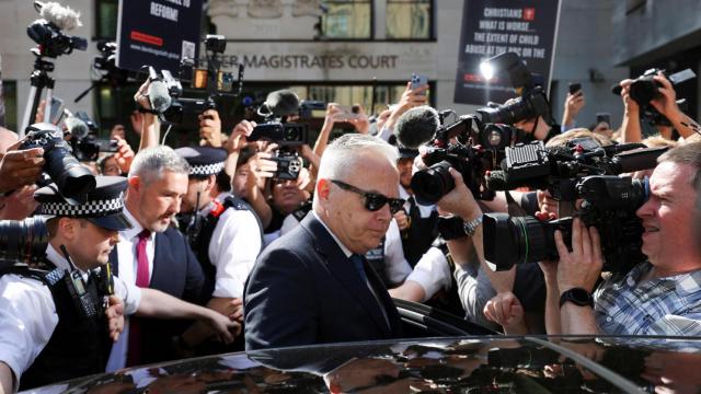 Huw Edwards, expresentador de noticias de la BBC, sale de un coche frente al Tribunal de Magistrados de Westminster tras ser acusado de delitos relacionados con imágenes indecentes de niños, el 31 de julio de 2024 en Londres.
