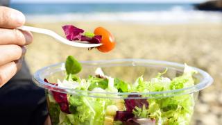 El sencillo truco para envasar una ensalada casera y que aguante perfecta para comer en la playa
