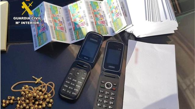 Los objetos intervenidos por la Guardia Civil.