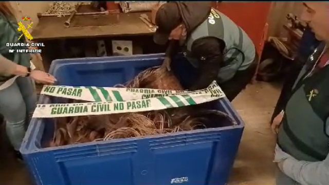 La Guardia Civil con el cable de cobre que había sido robado