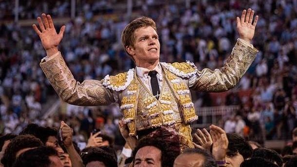 Borja Jiménez sale por la Puerta Grande de Las Ventas de Madrid en San Isidro