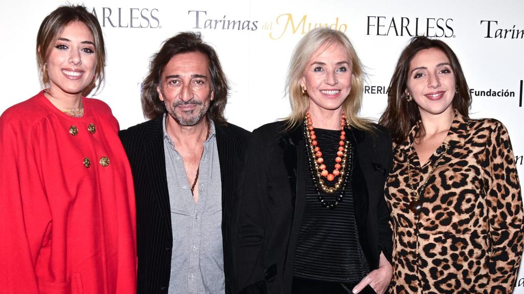 Marina Carmona con sus padres y su hermana, en un evento en Madrid.