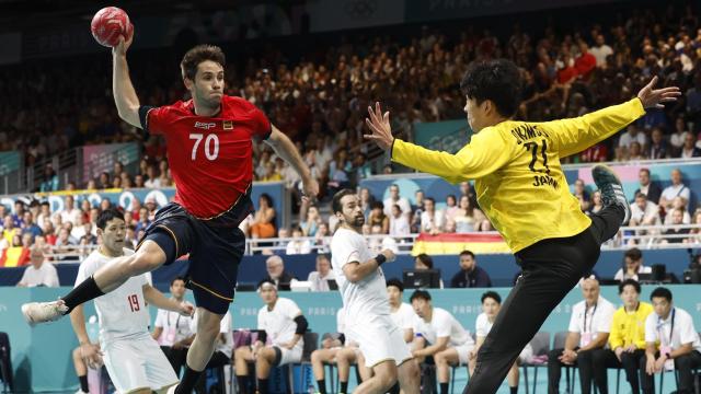 Daniel Fernández marca ante el portero nipón.