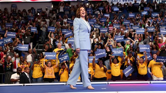La candidata presidencial demócrata y vicepresidenta de Estados Unidos, Kamala Harris, asiste a un evento de campaña electoral presidencial en Atlanta, Georgia.