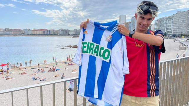 Nacho González, de Ropa Futboleros, con la camiseta con la que el Deportivo ganó la liga.
