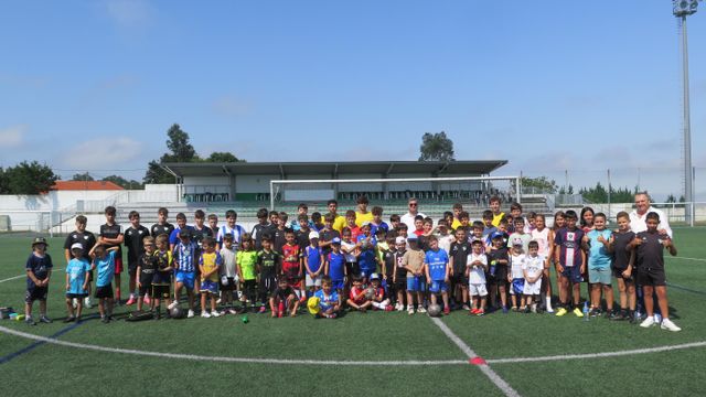 Campus de fútbol con 100 participantes.