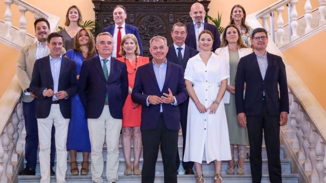 José Luis Sanz, junto a su equipo de Gobierno.