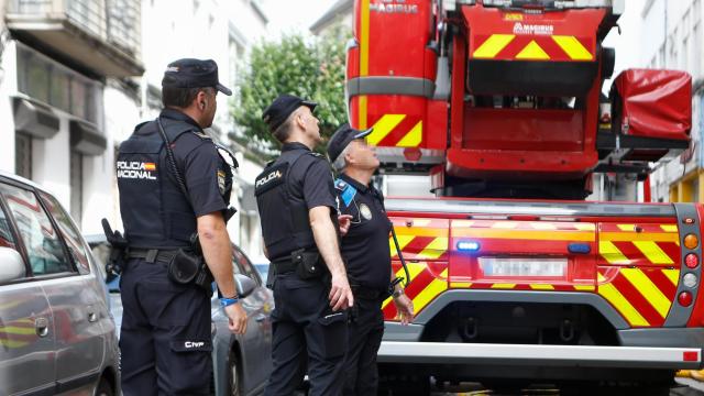 Policía Nacional y Bomberos en un rescate.