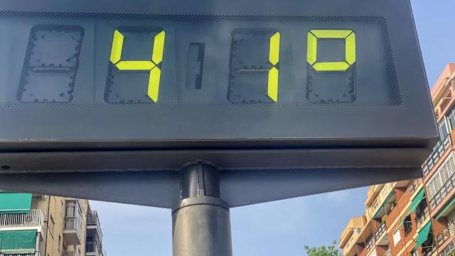 Termómetro de la ciudad marcando una alta temperatura.