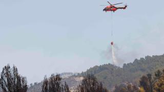 Un helicóptero de emergencia ayuda a apagar un incendio forestal en Penáguila (Comunidad Valenciana). Eva Manez Reuters