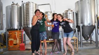 Las cuatro madrileñas que se fueron al pueblo más aislado de la sierra para montar su fábrica de cerveza