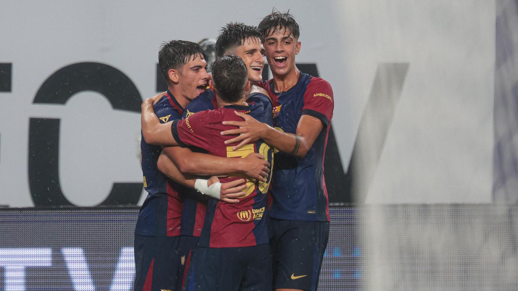 Los futbolistas del FC Barcelona celebran un gol de Pau Victor