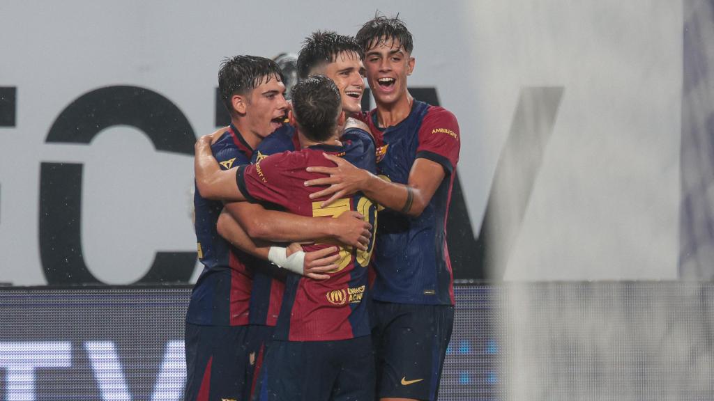 Los futbolistas del FC Barcelona celebran un gol de Pau Victor