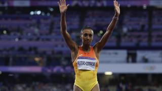 Ana Peleteiro saluda al público después de su salto en los JJOO de París.