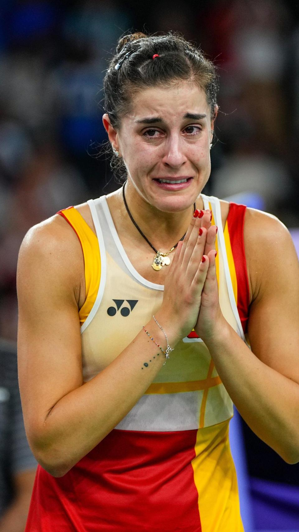 Carolina Marín al retirarse por lesión de la semifinal de bádminton de Paris 2024.