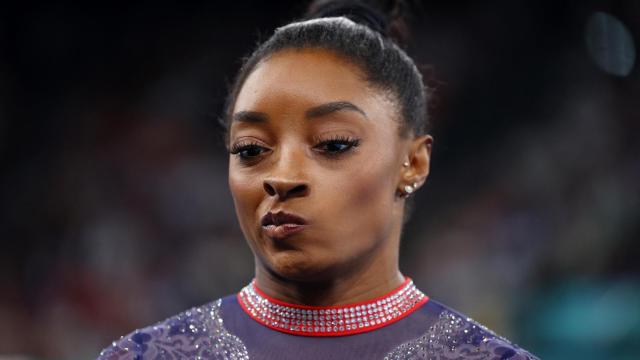 Simon Biles, contrariada tras quedarse sin el oro en la final de suelo.