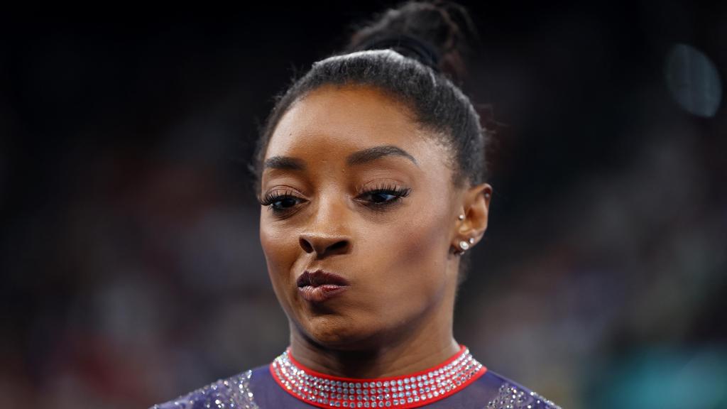 Simon Biles, molesto tras perderse el oro en la final de suelo.
