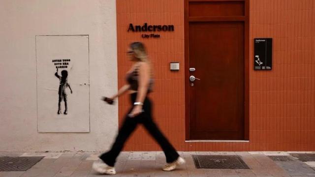 Una persona pasa delante de una vivienda turística en el centro de Valencia