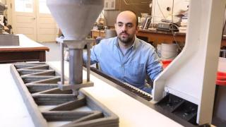 Ugur Kilic, ingeniero, probando el hormigón a base de celulosa para imprimir en 3D
