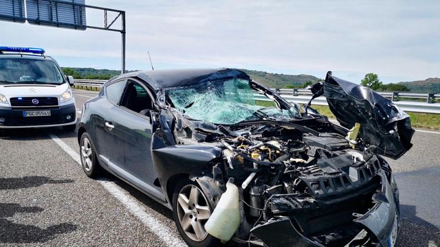 Colisión entre un turismo y un camión en Xinzo de Limia.