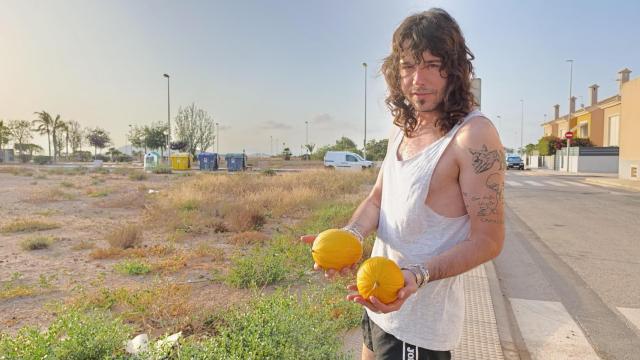 Jesús Sanmartín, vecino de Los Belones, muestra varios melones que extrajo del campo.