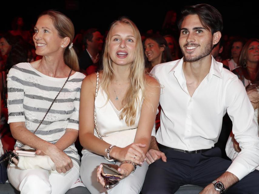 Miguel Alejandro Iglesias junto a su madre y su expareja.