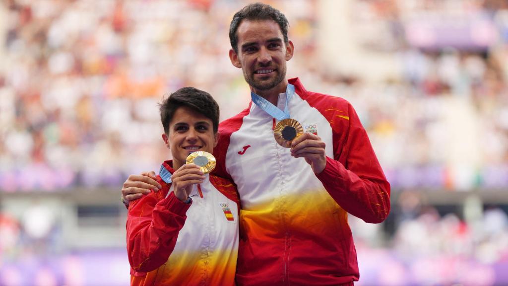 María Pérez y Álvaro Martín con sus medallas de oro en el podium de París 2024