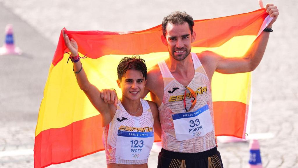 María Pérez y Álvaro Martín tras ganar el oro olímpico en Maratón de marcha de relevos mixto en los Juegos Olímpicos de París 2024