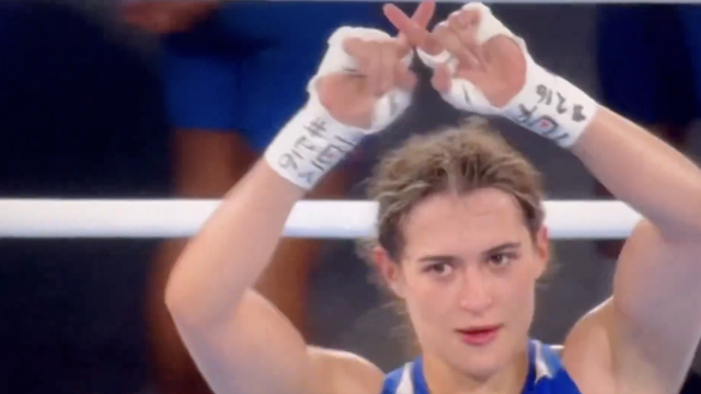 El gesto de la boxeadora turca Esra Yildiz tras la derrota ante Lin Yu-Ting