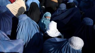 Las mujeres visten burkas por imposición del régimen