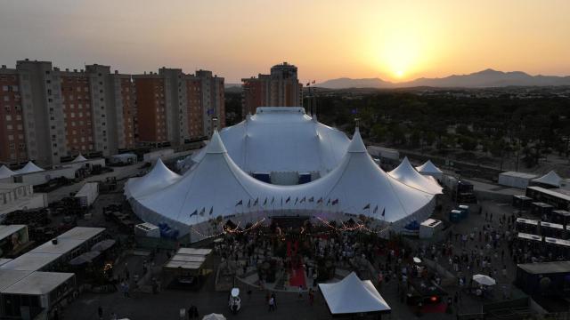 La gran carpa del Circo del Sol instalada en Playa de San Juan.