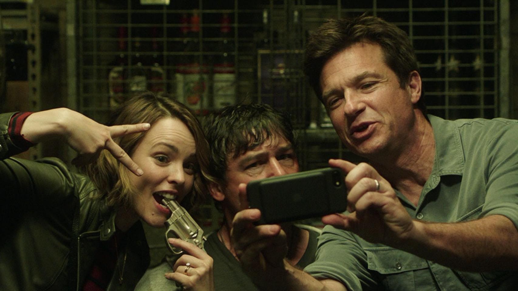 Acaba de volver a Netflix la película más loca y divertida de los últimos años: un reparto de estrellas y muchos giros