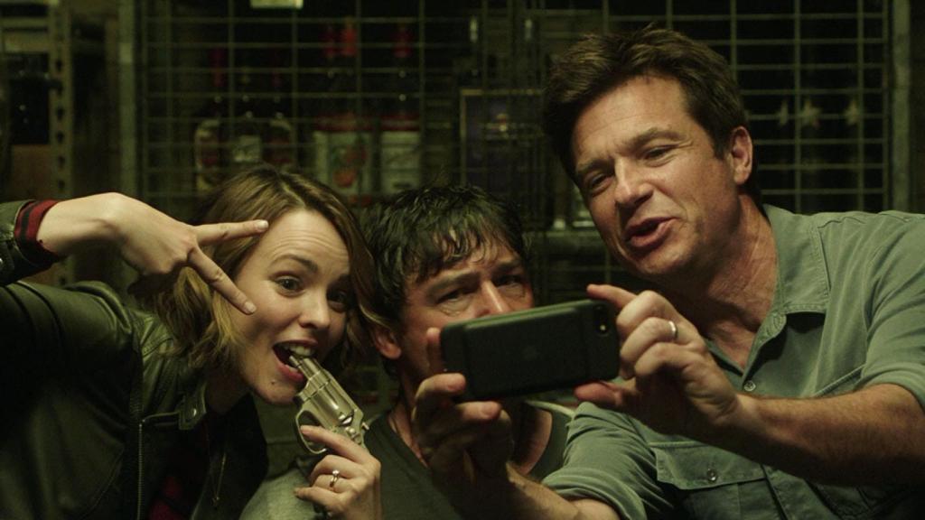 Acaba de volver a Netflix la película más loca y divertida de los últimos años: un reparto de estrellas y muchos giros
