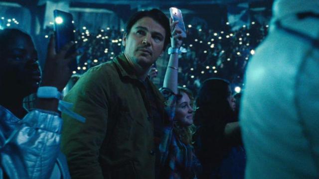 Josh Harnett (centro izquierda) y Ariel Donoghue (centro derecha), en una escena de 'La trampa'
