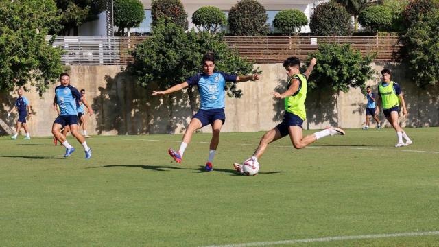 Un momento del entrenamiento de este jueves del Málaga CF en Estepona.