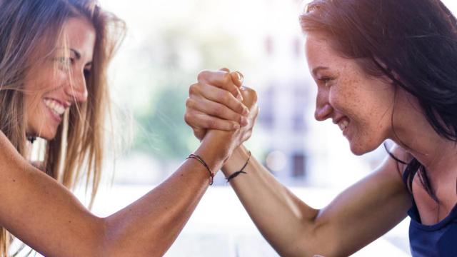 Mujeres echando un pulso.