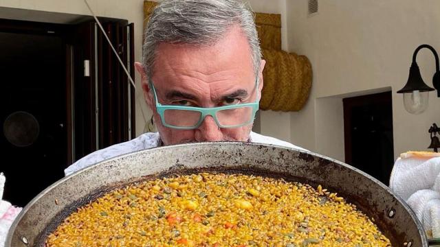 Carlos Herrera sujetando una paellera.
